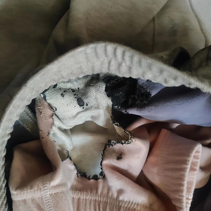 红米 手机爆炸10 月 22 日，河南一女子在街头时，口袋中的红米 Note 13 Pro 手机突然爆炸