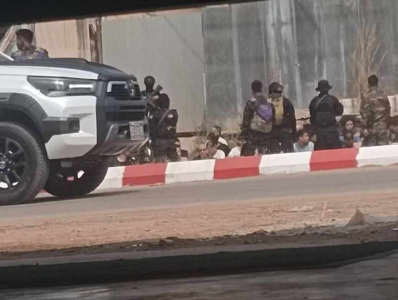 #妙瓦底 突发事件：一大批 中国人 员不知道从哪个园区跑出来的，在苗瓦底市中心靠近格力湾酒店附近，跑的外籍人员被边防军抓捕到了