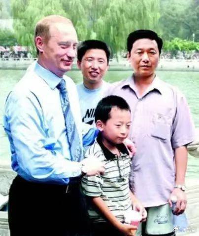 2000年，普京首次以总统身份访华，在北海公园与当时12岁的男孩澎湃合影留恋