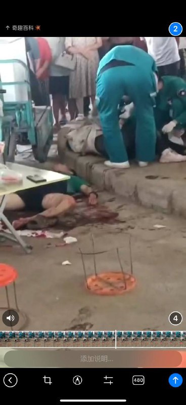 河南 郑州 中牟新区广惠街，多名 摊贩 因 抢摆摊 位置持械互殴，多人伤亡，3人当场被捅死 #刀仔 #杀人 #血腥 #摆摊 感谢来自某频道的投稿！河南 郑州 中牟新区广惠街，多名 摊贩 因 抢摆摊 位置持械互殴，多人伤亡，3人当场被捅死 #刀仔 #杀人 #血腥 #摆摊 感谢来自某频道的投稿！