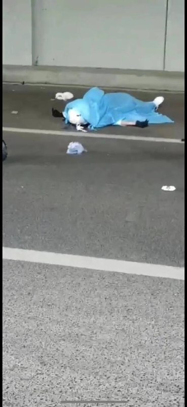 #女骑士 又多了2位睡美人 #车祸四川南充清泉坝CoCo香江下穿隧道内发生一起车祸！       4月12日晚11点左右，顺庆区清泉坝CoCo香江下穿隧道内发生一起车祸！    一辆摩托车撞在隧道内墙上，骑车人及乘客受伤倒地，路过的车辆及时拨打120急救