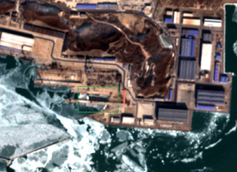 Navalnews 报道称，中国首艘 095 型攻击核潜艇已经在渤海造船厂下水，由于来源方未同意发布高分辨率影像，只有 哨兵-2 L2A 拍摄的低清卫星照和 CG 图