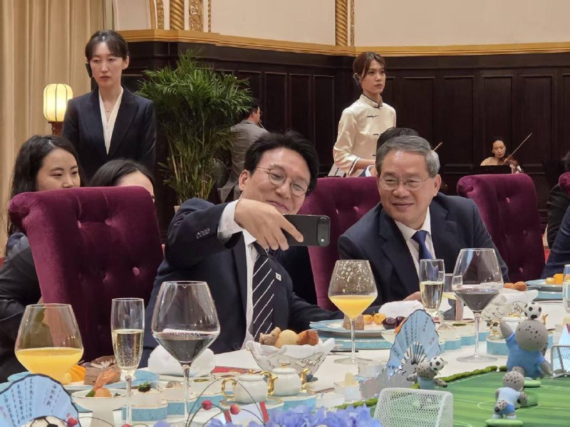 韩中总理在大连会晤时自拍韩国国务总理金民锡和中国国务院总理李强23日在中国辽宁省大连市举行会谈，就双边关系发展、经济和科技合作、韩半岛问题等议题广泛交换意见