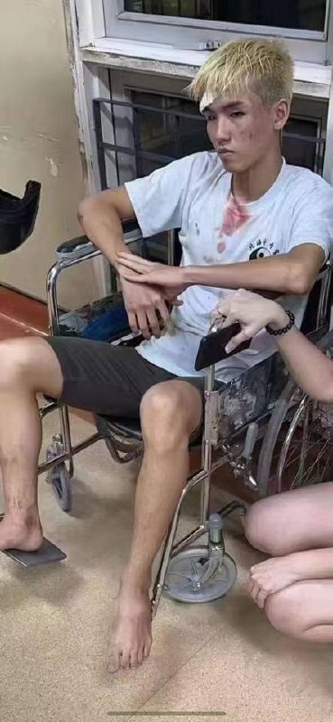 10月19下午，上海 中环 高架，因突然变道心生不满，的士被猛击晕倒 20日警方：#打人 者已被刑拘 #打架 #路怒症10月19下午，上海 中环 高架，因突然变道心生不满，的士被猛击晕倒 20日警方：#打人 者已被刑拘 #打架 #路怒症