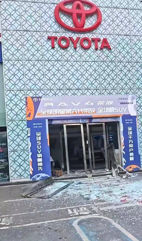 本人已死！12月28日，成都，一男子与4s店因纠纷心怀怨恨，引爆易燃物品，造成自己当场身亡4人受伤！😟#成都 #4s #维权 #报复本人已死！12月28日，成都，一男子与4s店因纠纷心怀怨恨，引爆易燃物品，造成自己当场身亡4人受伤！😟#成都 #4s #维权 #报复