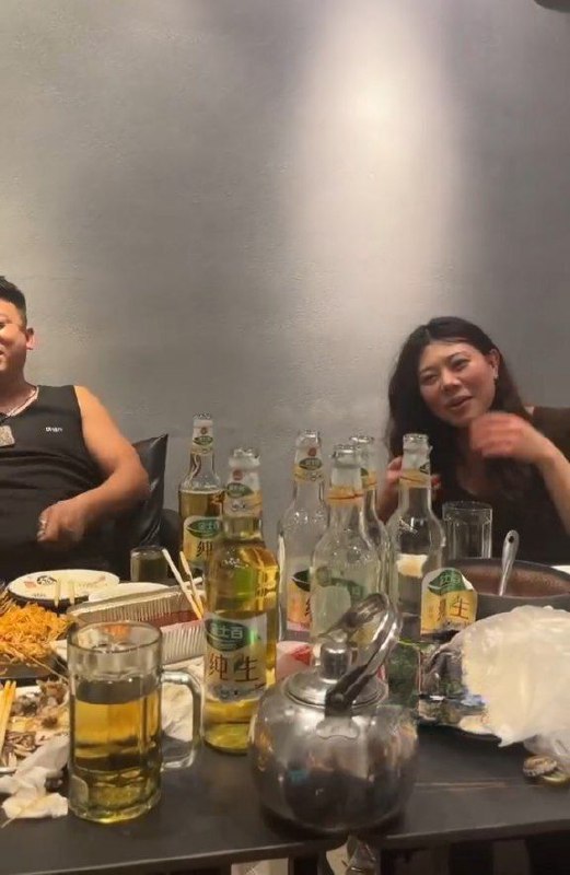 #同学聚会 #边界感 #拒绝骚扰 #婚姻底线 #人性真相 #细思极恐她回来的时候眼眶红红的，说被老同学当众强吻了