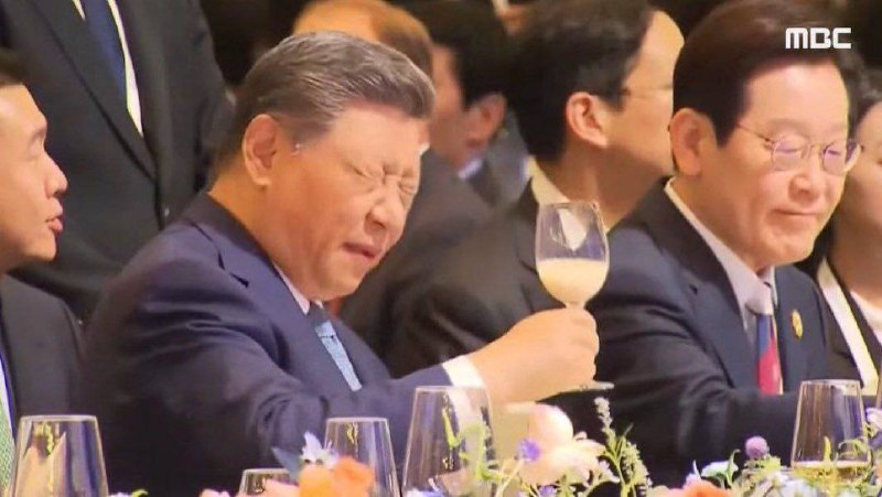 #习近平 喝 韩国 传统米酒的 痛苦表情 在韩国新闻火了韩国 传统 米酒 “马格利酒”是将大米、糯米或小麦等谷物蒸干后，加曲子兑水混合发酵而成的传统酒，韩国人几百年夜宵标配感谢来自某频道的投稿！#习近平 喝 韩国 传统米酒的 痛苦表情 在韩国新闻火了韩国 传统 米酒 “马格利酒”是将大米、糯米或小麦等谷物蒸干后，加曲子兑水混合发酵而成的传统酒，韩国人几百年夜宵标配感谢来自某频道的投稿！