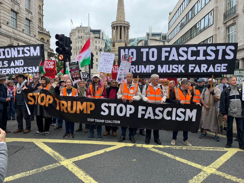 伦敦 #抗议 #特朗普 访问成千上万的人走上英国首都街头，表达对美国总统访问的抗议