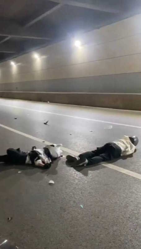 #女骑士 又多了2位睡美人 #车祸四川南充清泉坝CoCo香江下穿隧道内发生一起车祸！       4月12日晚11点左右，顺庆区清泉坝CoCo香江下穿隧道内发生一起车祸！    一辆摩托车撞在隧道内墙上，骑车人及乘客受伤倒地，路过的车辆及时拨打120急救