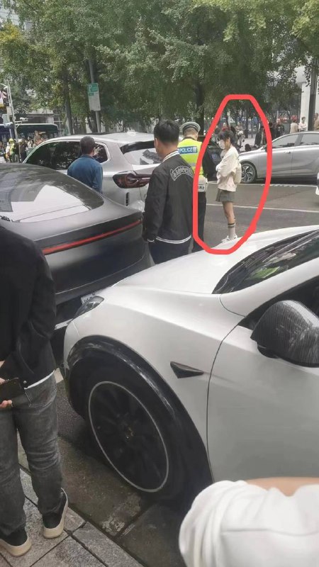 拉车门 拖倒 😑 #聊天记录 那女的单行道 那个男的切拉 结果女的没管 骂了两句 男的拉车门 女的直接开走 碾死的 群友们看看 👀是不是 #碰瓷 #车祸 #碾压拉车门 拖倒 😑 #聊天记录 那女的单行道 那个男的切拉 结果女的没管 骂了两句 男的拉车门 女的直接开走 碾死的 群友们看看 👀是不是 #碰瓷 #车祸 #碾压