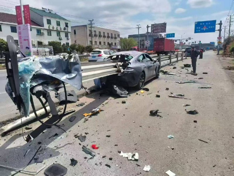 小米 撞护栏 直接 报废 贯穿了！ #车祸感谢家人们投稿！小米 撞护栏 直接 报废 贯穿了！ #车祸感谢家人们投稿！