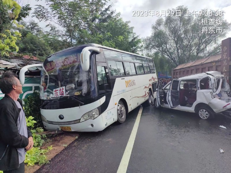 辽宁 #丹东（8.29）桓盖线凤城草河段……希望开小车的司机离大车远一点，详情待后续通报 #车祸辽宁 #丹东（8.29）桓盖线凤城草河段……希望开小车的司机离大车远一点，详情待后续通报 #车祸