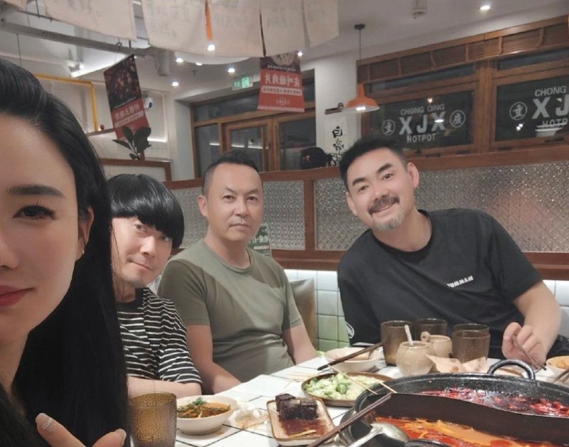 曝 陈翔六点半 演员 集体倒戈出走核心原因是陈翔搞集权管控，演员只能拿固定薪资，禁个人IP、无分红，更尴尬的是，账号7500万粉，广告报价仅38万，都不如外网十几万粉博主报价剧中的演员名气都很大，但拿着与名气不符合的工资，给其他MCN公司早就一个人一个IP了，最终人心散了…散伙 #陈翔六点半 演员感谢家人们投稿！曝 陈翔六点半 演员 集体倒戈出走核心原因是陈翔搞集权管控，演员只能拿固定薪资，禁个人IP、无分红，更尴尬的是，账号7500万粉，广告报价仅38万，都不如外网十几万粉博主报价剧中的演员名气都很大，但拿着与名气不符合的工资，给其他MCN公司早就一个人一个IP了，最终人心散了…散伙 #陈翔六点半 演员感谢家人们投稿！