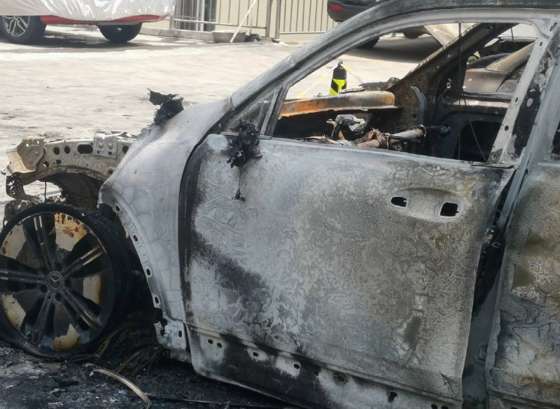 7月20日早上8点，陕西安康，仕府大院小区外面路对面一辆奔驰EQB #新能源 电车发生自燃，还燃烧旁边一辆长安汽车和摩托车 #自燃 🔥7月20日早上8点，陕西安康，仕府大院小区外面路对面一辆奔驰EQB #新能源 电车发生自燃，还燃烧旁边一辆长安汽车和摩托车 #自燃 🔥