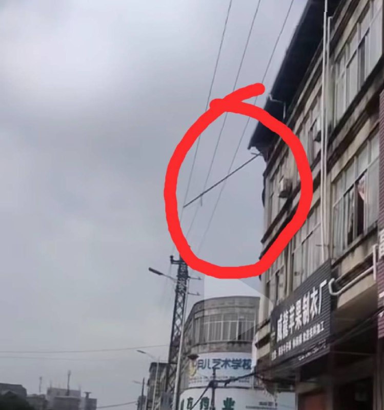 8.15广西玉林福绵，光伏发电安装，铁棍掉落在高压线上，电了5人，网传当场死了3个  #触电⚡️by 匿名投稿8.15广西玉林福绵，光伏发电安装，铁棍掉落在高压线上，电了5人，网传当场死了3个  #触电⚡️by 匿名投稿