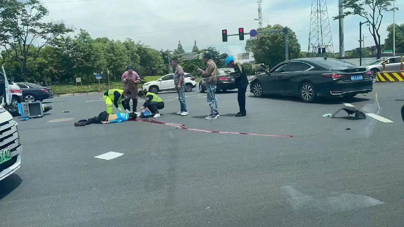 饿了么 #外卖员 瞬间 #飙车 130速度太快 悠着点吧 #车祸 😌饿了么 #外卖员 瞬间 #飙车 130速度太快 悠着点吧 #车祸 😌