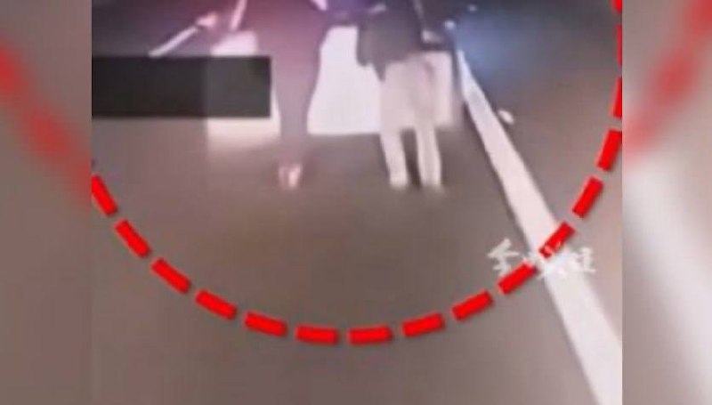 新能源电动车没电啦，又在高速上推车！上一个高速推车的被撞死了！电车在高速公路上没电 司机乘客推车惨被后车撞毙中国广东省一辆电车电量不足，但司机不听乘客建议，坚持不充电便驶上高速公路，结果车子果然因为电量耗尽而抛锚，乘客和司机下车推车，惨遭货车追尾撞死