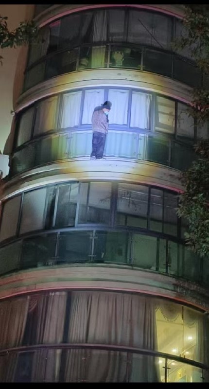 浙江桐乡江南春城小区惊现一小偷飞檐走壁感谢家人们投稿！浙江桐乡江南春城小区惊现一小偷飞檐走壁感谢家人们投稿！