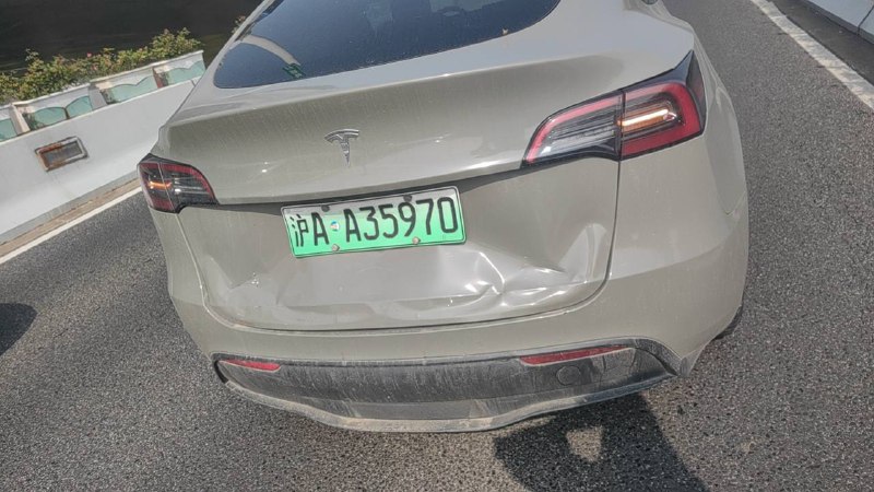 #特斯拉 #别车 超车 遇到 #斗气车 #比亚迪 #追尾 🤣