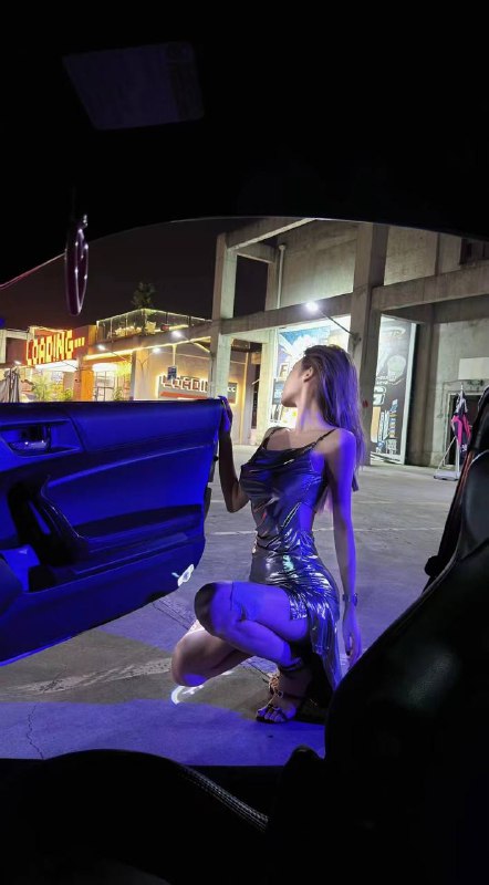 #猜车 #美女 #车模 🌿 发个朋友圈