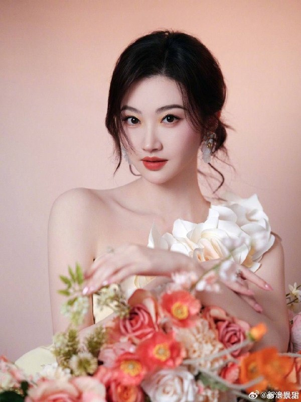 几个月前关于景甜与某位富豪代孕的传闻，当时据说她向这位富豪索要上亿元，引发了一场纠纷