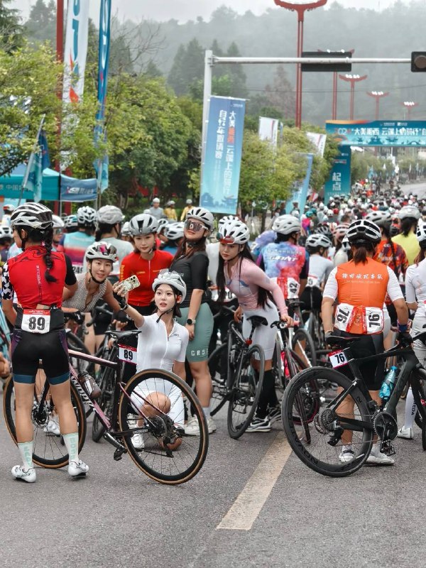 骑行圈是去年玩飞盘的吧 #骚鸡by 匿名投稿骑行圈是去年玩飞盘的吧 #骚鸡by 匿名投稿