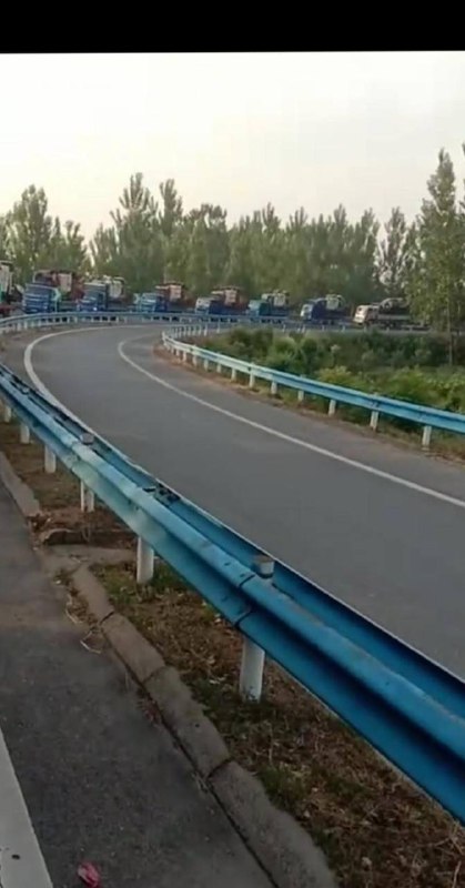 小麦收割机扣押在高速收费站，河南南阳、河南各地高速每天几百台收割机因超宽超高无法下高速，查超宽、超高，查收割机各种作业证