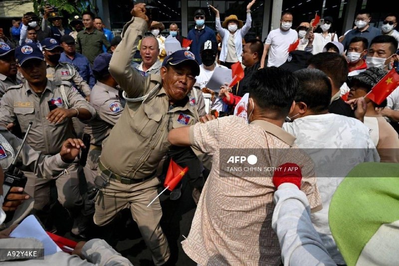 法新社已曝光打人现场照！世界四大通讯社之一的法新社（AFP）已正式发布现场照片，清晰捕捉到了保安暴力殴打维权人员的瞬间