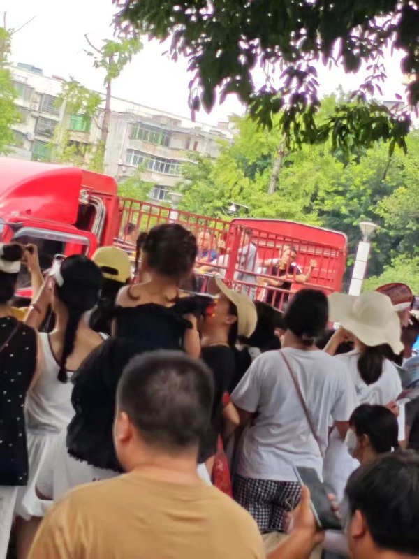 四川 江油 #霸凌 #事件 霸凌者母亲是江油市公安局副局长，市民 堵在 公安局 门口，市区警察直接上街抓人#补充 受害者母亲是 聋哑人 父亲 是 文盲 #警察 诱导 其父 签 谅解书 #网传 消息 真假自辩 感谢来自某频道的投稿！四川 江油 #霸凌 #事件 霸凌者母亲是江油市公安局副局长，市民 堵在 公安局 门口，市区警察直接上街抓人#补充 受害者母亲是 聋哑人 父亲 是 文盲 #警察 诱导 其父 签 谅解书 #网传 消息 真假自辩 感谢来自某频道的投稿！