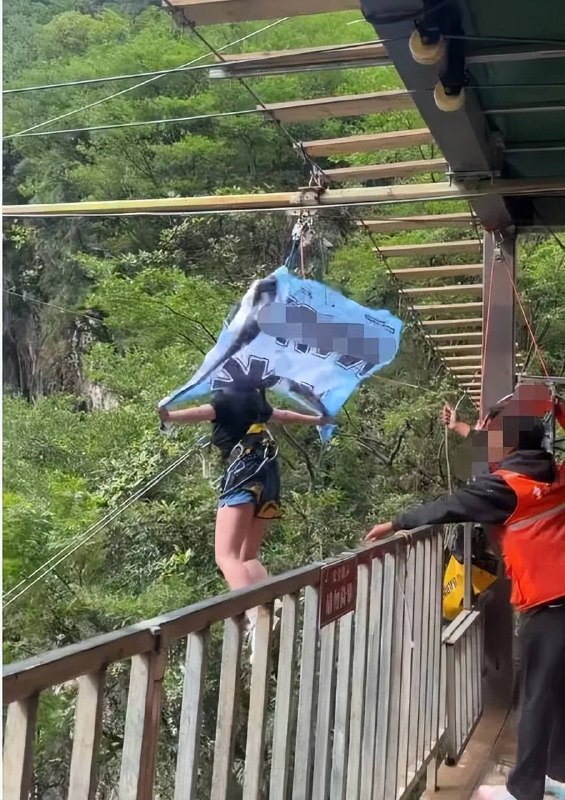 补充！官方通报游客体验瀑布秋千坠亡...5月3日，一女子在四川广安市华蓥玛瑙岩体验“瀑布秋千”时绳索断裂身亡！#广安 #坠亡补充！官方通报游客体验瀑布秋千坠亡...5月3日，一女子在四川广安市华蓥玛瑙岩体验“瀑布秋千”时绳索断裂身亡！#广安 #坠亡