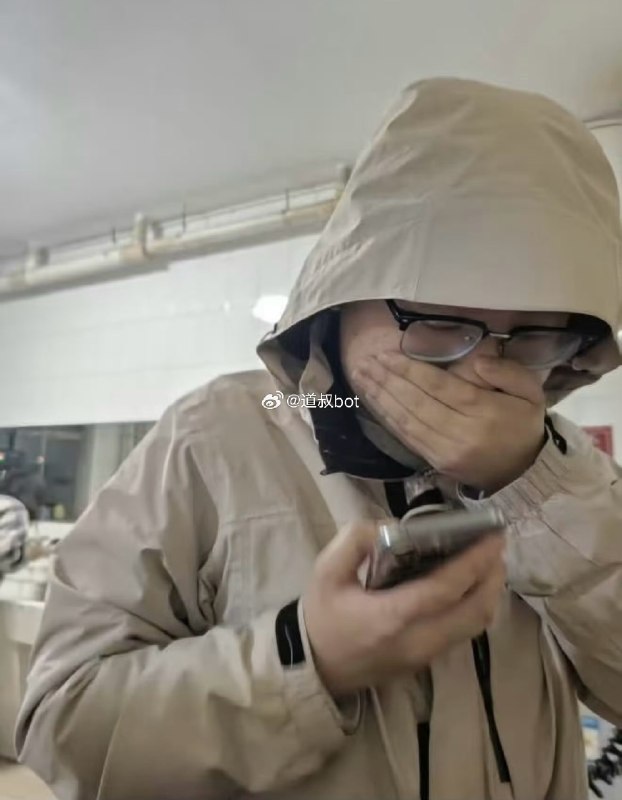 华北电力大学保定校区，一名男生趁宿舍人脸识别门禁尚未启动，戴假发混入女生宿舍楼，因在厕所隔间发出笑声被同学识破！该男生谎称走错了，随后又改口是为了等女生休息后，潜入浴室偷走二手贴身衣物转卖赚钱