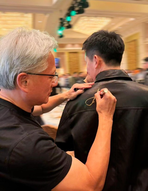 英伟达 员工晒 年会 最牛 年终奖，黄仁勋 亲笔签名 的 皮衣​感谢家人们投稿！英伟达 员工晒 年会 最牛 年终奖，黄仁勋 亲笔签名 的 皮衣​感谢家人们投稿！