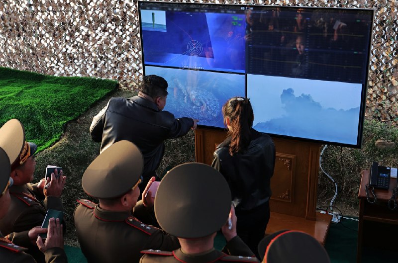 朝中社平壤 4 月 20 日电　朝鲜民主主义人民共和国导弹总局 4 月 19 日进行经改良的“火星炮－11丁”型地对地战术弹道导弹试射，评估了导弹战斗部威力