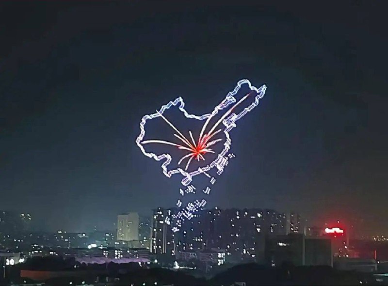 9月2日晚，2023架 #无人机 腾空而起庆祝国防科技大学建校70周年，无人机智能编队 飞行 #表演 在长沙夜幕中精彩上演！9月2日晚，2023架 #无人机 腾空而起庆祝国防科技大学建校70周年，无人机智能编队 飞行 #表演 在长沙夜幕中精彩上演！