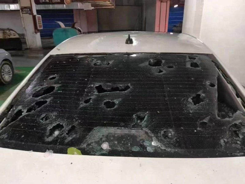 艹尼玛天气预报都没有提前预警，发生好多车祸，好多车子被砸 #冰雹艹尼玛天气预报都没有提前预警，发生好多车祸，好多车子被砸 #冰雹