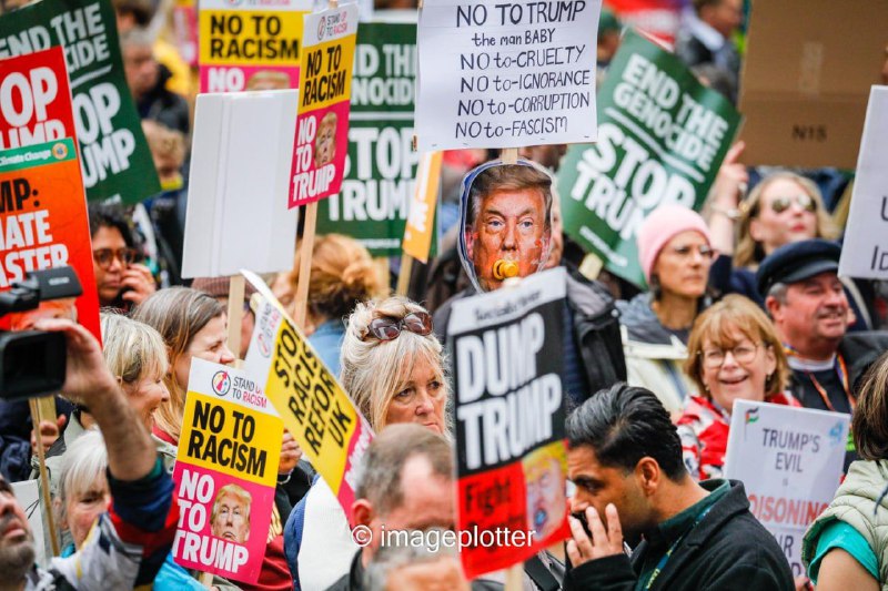 伦敦 #抗议 #特朗普 访问成千上万的人走上英国首都街头，表达对美国总统访问的抗议