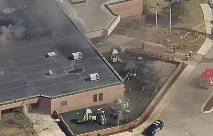 美国 一 犹太 教堂 发生 枪击 嫌疑人持枪驾车冲向入口，与安保人员交火中身亡，在其汽车后备箱中发现大量 爆炸 物感谢家人们投稿！美国 一 犹太 教堂 发生 枪击 嫌疑人持枪驾车冲向入口，与安保人员交火中身亡，在其汽车后备箱中发现大量 爆炸 物感谢家人们投稿！