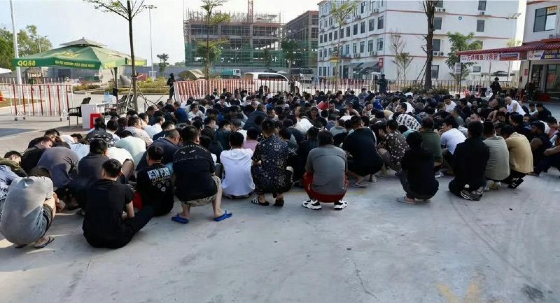 柬埔寨大规模清剿电诈行动 2044 名外国人被捕 其中中国人 1792 名今日（1月31日）上午，柬埔寨警方在柴桢省巴域市一处电信诈骗园区展开大规模执法行动，共抓获涉案外国人员约2044人（女性78人），其中包括中国大陆籍1792人