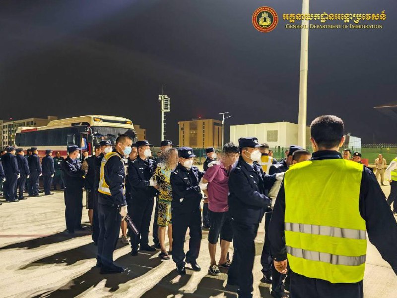 110名涉嫌网络诈骗的中国人被驱逐出境昨天晚上，柬埔寨移民局与中国驻柬埔寨大使馆合作，在德崇国际机场使用专机遣返共计110名涉嫌网络诈骗的中国公民（无女性）