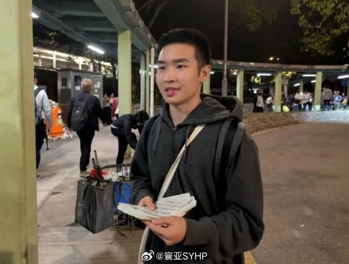 提出四大诉求的乱港分子关某被抓了，昨晚9时许，有人拍摄他被警方国安处人员带回住宿搜查