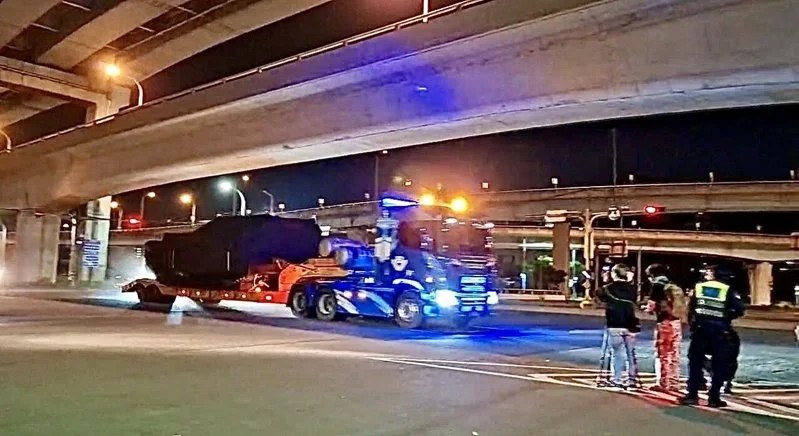 台湾对美采购的最后 1 批、28 辆 M1A2T 坦克昨晚运抵台北港，于今天（4 月 27 日） 0 时 10 分起由民间大型拖板车运载驶离台北港，将转运至位于新竹湖口的装甲兵训练指挥部