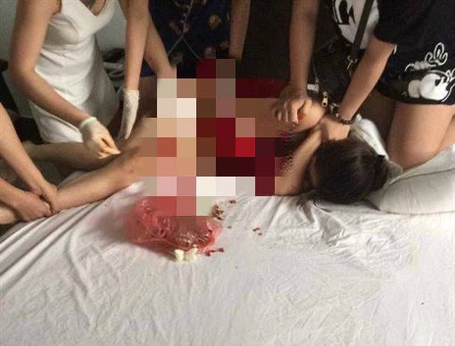 越南人妻捉奸用朝天椒塞小三下体，本人火辣照片曝光！#捉奸#辣椒 #塞逼越南人妻捉奸用朝天椒塞小三下体，本人火辣照片曝光！#捉奸#辣椒 #塞逼