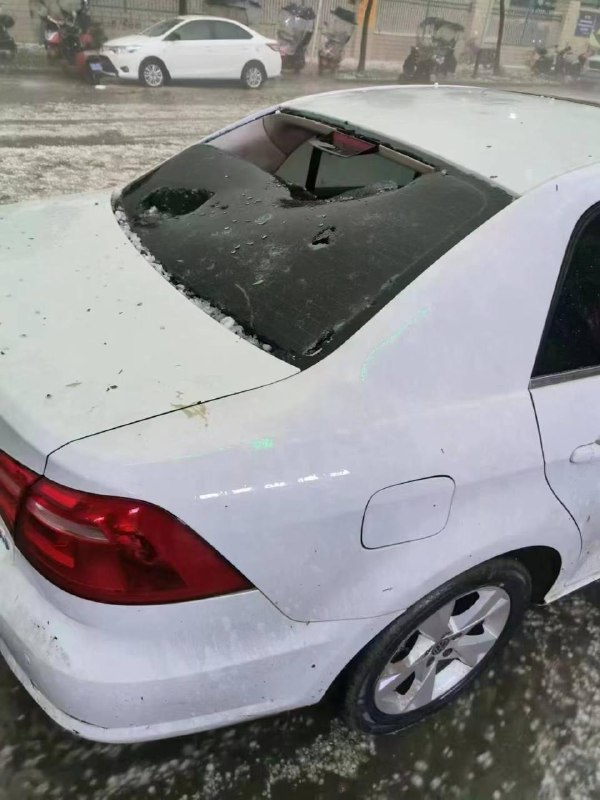 艹尼玛天气预报都没有提前预警，发生好多车祸，好多车子被砸 #冰雹艹尼玛天气预报都没有提前预警，发生好多车祸，好多车子被砸 #冰雹