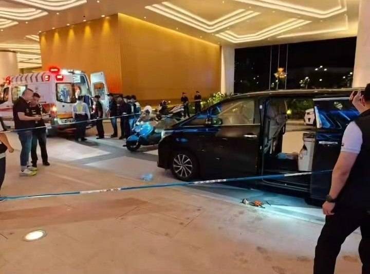 8月5日，澳门银河门口死了3个人，换汇的起了贪恋，收了人家的钱不办事，被人家追到银河赌场门口直接剁了