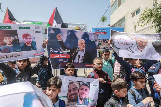 #哈马斯和仇恨意识形态《古兰经》和穆罕默德的话激发了对以色列的攻击Yahya Sinwar 海亚·辛瓦 是加沙哈马斯的领导人，其于2017年2月接替伊斯梅尔·哈尼亚的領導職務他是哈马斯安全机构的共同创始人之一以及哈马斯二把手他的Ideology是哈马斯IdeologyYahya Sinwa于1962年出生在Khan Yunis难民营,当时加沙地带处于埃及统治之下，他在那里度过了早年