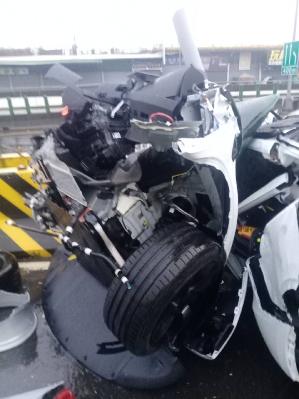 #酒駕 #車禍 發生在台灣台中，車上2人當場死亡，特斯拉車子斷成2截#酒駕 #車禍 發生在台灣台中，車上2人當場死亡，特斯拉車子斷成2截