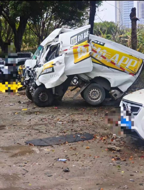 3.5日 福建 厦门（机场北环成功大道)网友:路遇惨烈的 #车祸 现场，希望我们都小心，出行平安