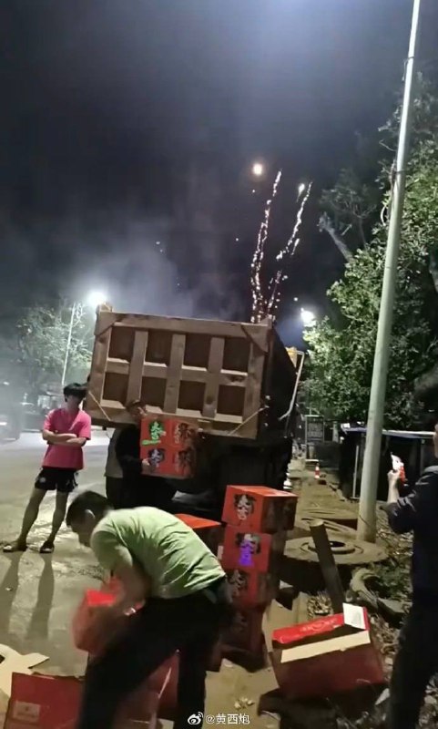 文斌被查，当地老百姓锣鼓喧天，鞭炮齐鸣！1月17日，海南省临高县有村民走上街头，敲锣打鼓庆祝文斌被抓，并高唱这句童谣👉 “一二三四五，上山打老虎，老虎没打着，打个小松鼠