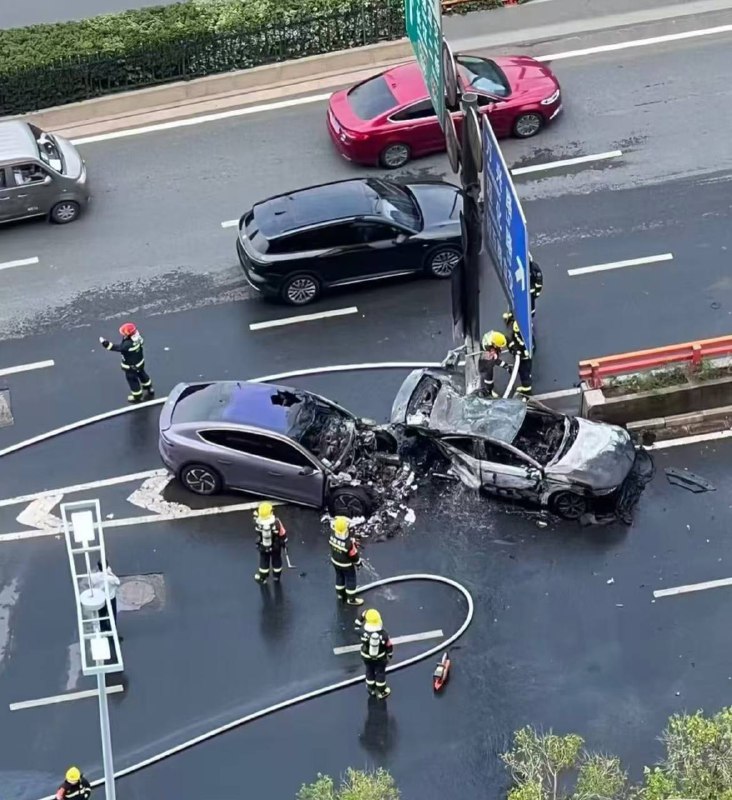 南京 栖霞大道 蔚来 比亚迪 #新能源 #车祸 🔥感谢来自某频道的投稿！南京 栖霞大道 蔚来 比亚迪 #新能源 #车祸 🔥感谢来自某频道的投稿！