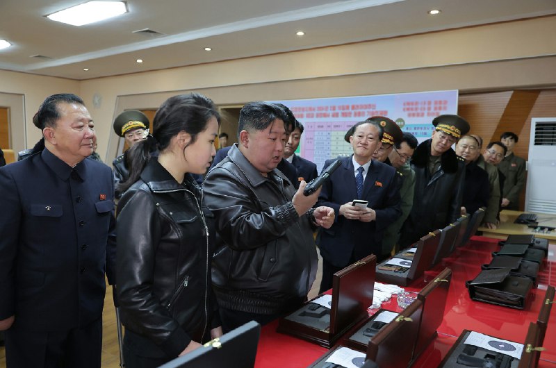 朝鲜劳动党总书记、朝鲜民主主义人民共和国国务委员长金正恩同志 3 月 11 日视察第二经济委员会所属重要军工厂，了解了军火生产情况